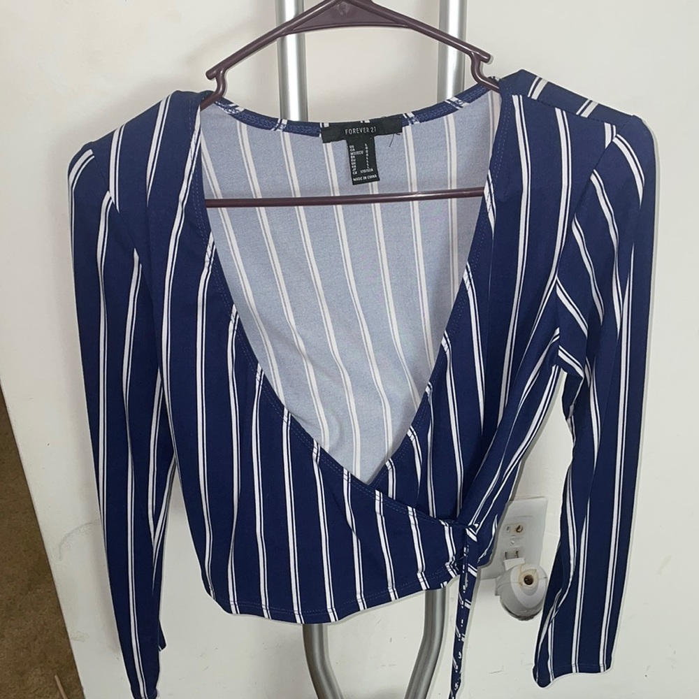 Extremely cute crop shirt with long sleeves